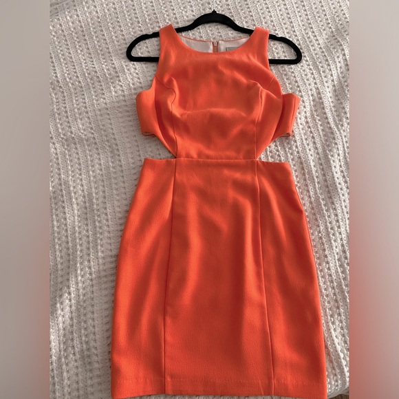 Beautiful size small peach dress with cut outs. - Picture 5 of 5
